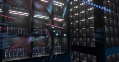 Bilgisayar sunucuları üzerinde devre kartı ve dijital veri işleme animasyonu. Dijital olarak oluşturulmuş küresel bağlantılar, hesaplama ve veri işleme kavramı.