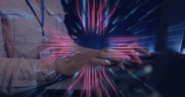 Bilgisayarı kullanan beyaz bir kadının üzerinde veri işleme olan devre kartının animasyonu. Dijital olarak oluşturulmuş küresel bağlantılar, hesaplama, dijital arayüz ve veri işleme kavramı.