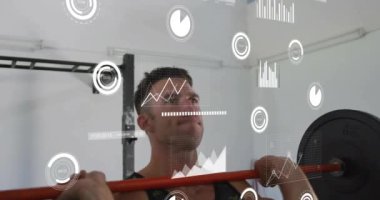 Spor salonunda ağırlık kaldıran beyaz adamın veri işleme ve diyagramlarının animasyonu. Küresel spor ve dijital arayüz kavramı dijital olarak oluşturulmuş video.