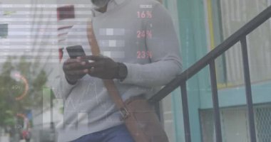 Afro-Amerikan bir adamın akıllı telefon kullanarak şema ve veri işleme animasyonları. İş, teknoloji ve dijital arayüz kavramı dijital olarak oluşturuldu.