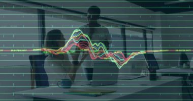 Muhtelif meslektaşların ofiste iş görüşmesi üzerine finansal veri işleme animasyonu. Küresel iş, bilgisayar, iletişim ve dijital arayüz kavramı dijital olarak oluşturulmuş video.