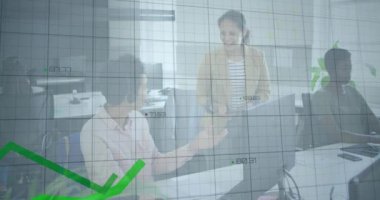 Muhtelif meslektaşların ofiste iş görüşmesi üzerine finansal veri işleme animasyonu. Küresel iş, bilgisayar, iletişim ve dijital arayüz kavramı dijital olarak oluşturulmuş video.