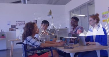 Ofisteki çeşitli iş adamları üzerinde finansal veri işleme animasyonu. Küresel finans, iş, bağlantılar, hesaplama ve veri işleme kavramı dijital olarak oluşturulmuş video.