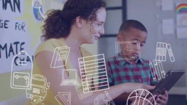 Okul eşyalarının canlandırılması, tablet kullanan öğrencilere yardım eden çeşitli kadın öğretmenler üzerine. Küresel eğitim, okul ve dijital arayüz kavramı, dijital olarak oluşturulmuş video.