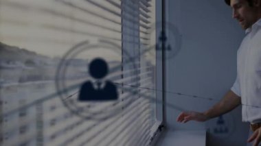 Ofisteki pencereden bakan beyaz adam üzerinden bağlantı ağının animasyonu. Küresel iş ve dijital arayüz kavramı dijital olarak oluşturulmuş video.