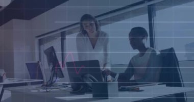 Çeşitli iş kadınlarının konuşmaları üzerine veri işleme ve diyagramların animasyonu. Küresel iş ve dijital arayüz kavramı dijital olarak oluşturulmuş video.