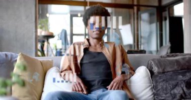 Afro-Amerikan iş adamının ofisinde veri işleme animasyonu. Küresel finans, iş, bağlantılar, hesaplama ve veri işleme kavramı dijital olarak oluşturulmuş video.