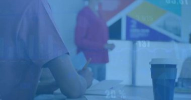 Ofisteki çeşitli iş adamları üzerinde finansal veri işleme animasyonu. Küresel finans, iş, bağlantılar, hesaplama ve veri işleme kavramı dijital olarak oluşturulmuş video.