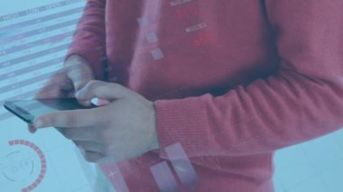 Akıllı telefon kullanan iki ırklı adamın diyagram ve veri işleme animasyonları. Küresel iş ve dijital arayüz kavramı dijital olarak oluşturulmuş video.