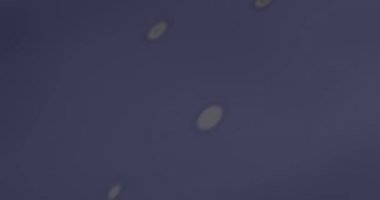 Siyah beyaz piksel kürenin karanlık arka planda dönüşünün animasyonu. Ağ, veri, dijital arayüz ve küresel iletişim, dijital olarak oluşturulmuş video.