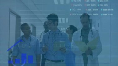 Hastanede konuşan çeşitli doktorların veri işleme ve diyagramlarının animasyonu. Küresel tıp ve dijital arayüz kavramı dijital olarak oluşturulmuş video.