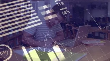 Kafkas erkek öğrenci üzerinde finansal veri işleme animasyonu. Küresel finans, iş, bağlantılar, hesaplama ve veri işleme kavramı dijital olarak oluşturulmuş video.