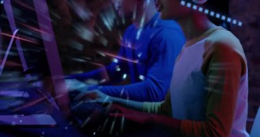 Ofisteki çeşitli iş adamları üzerinde veri işleme ile devre kartının animasyonu. Dijital olarak oluşturulmuş küresel bağlantılar, hesaplama, dijital arayüz ve veri işleme kavramı.