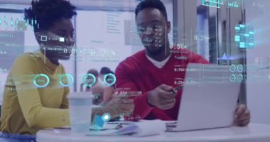 Afrika kökenli Amerikalı meslektaşların ofiste iş görüşmesi üzerine yapılan çizim ve veri işleme animasyonları. Küresel iş, takım çalışması ve dijital arayüz kavramı dijital olarak oluşturulmuş video.