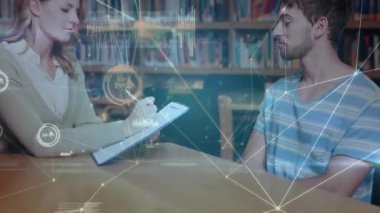 Kütüphanede kadın öğretmenle birlikte beyaz erkek öğrencinin veri işleme ve diyagramlarının animasyonu. Arkadaşlık, teknoloji ve dijital arayüz konsepti dijital olarak oluşturulmuş video.