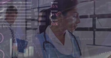 Çeşitli doktorlar üzerinde finansal veri işleme animasyonu. Küresel tıp, finans, ticaret, bağlantılar, hesaplama ve veri işleme kavramı dijital olarak oluşturulmuş video.