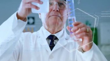 Laboratuvardaki beyaz erkek bilim adamı üzerinde bilimsel veri işleme animasyonu. Küresel bilim, bağlantılar, hesaplama ve veri işleme kavramı dijital olarak oluşturulmuş video.