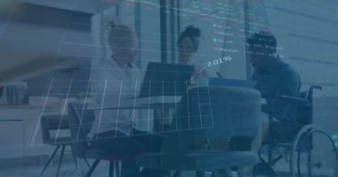 Çeşitli erkek ve kadın meslektaşların günlük toplantılarda tartıştıkları veri işleme animasyonları. Dijital arayüz, takım çalışması, iş, ofis, ağ ve iletişim, dijital olarak oluşturulmuş video.