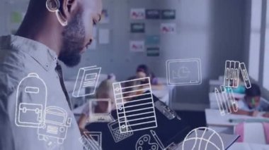 Okuldaki öğelerin canlandırılması, sınıftaki farklı erkek öğretmenler ve öğrenciler üzerinde yoğunlaşmış ikonlar üzerine. Küresel eğitim, okul ve dijital arayüz kavramı, dijital olarak oluşturulmuş video.