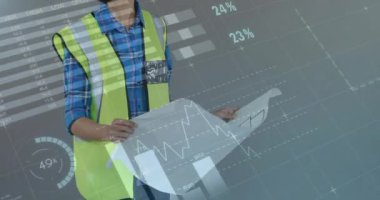 Tablet kullanan melez kadın mimarın finansal veri işleme animasyonu. Küresel iş, bağlantılar, hesaplama ve veri işleme kavramı dijital olarak oluşturulmuş video.