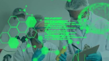 Laboratuvardaki çeşitli bilim adamları üzerinde bilimsel veri işleme animasyonu. Küresel bilim, bağlantılar, hesaplama ve veri işleme kavramı dijital olarak oluşturulmuş video.