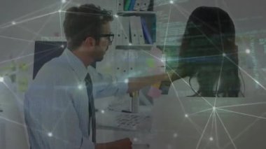 Kafkasyalı meslektaşların iş görüşmesi sırasında veri işleme ağı ile bağlantıların animasyonu. İş, takım çalışması ve dijital arayüz konsepti dijital olarak oluşturulmuş video.