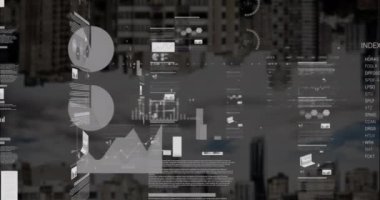 Şehir manzarası üzerindeki veri işleme ve diyagramlarının animasyonu. Küresel iş ve dijital arayüz kavramı dijital olarak oluşturulmuş video.