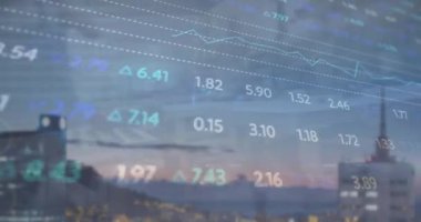 Şehir manzarası üzerinde finansal veri işleme animasyonu. Küresel iş, bağlantılar, hesaplama ve veri işleme kavramı dijital olarak oluşturulmuş video.