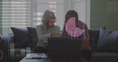 Laptop kullanan Kafkasyalı yaşlı çiftin finansal veri işleme animasyonu. Yaşlılar yaşam tarzı, finans, iletişim ve dijital arayüz kavramı dijital olarak oluşturulmuş video.