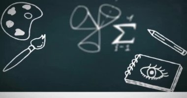 Matematiksel denklemlerin okul simgeleri üzerinde canlandırılması. Küresel eğitim, bilim, bağlantılar, hesaplama ve veri işleme kavramı dijital olarak oluşturulmuş video.