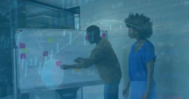 Ofisteki çeşitli iş adamları üzerinde finansal veri işleme animasyonu. Küresel finans, iş, bağlantılar, hesaplama ve veri işleme kavramı dijital olarak oluşturulmuş video.