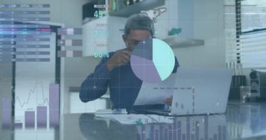 Dizüstü bilgisayarla kıdemli melez adamın finansal veri işleme animasyonu. Küresel finans, iş, bağlantılar, hesaplama ve veri işleme kavramı dijital olarak oluşturulmuş video.