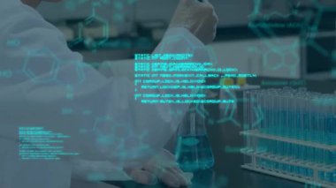 Laboratuvardaki erkek bilim adamı üzerinde bilimsel veri işleme animasyonu. Küresel bilim, bağlantılar, hesaplama ve veri işleme kavramı dijital olarak oluşturulmuş video.