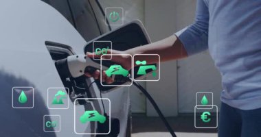 Beyaz adamın elektrikli arabayı şarj etmesi üzerine ekolojik simgelerin ve veri işlemenin animasyonu. Küresel yeşil enerji, bağlantılar, hesaplama ve veri işleme kavramı dijital olarak oluşturulmuş video.