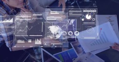 Ofisteki çeşitli iş adamları üzerinde finansal veri işleme animasyonu. Küresel finans, iş, bağlantılar, hesaplama ve veri işleme kavramı dijital olarak oluşturulmuş video.