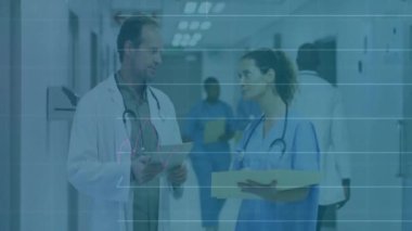 Veri işleme ve diyagramlarının animasyonu hastanede konuşan Kafkas doktorların üzerinde. Küresel tıp ve dijital arayüz kavramı dijital olarak oluşturulmuş video.