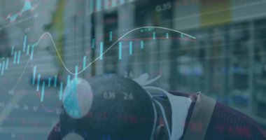 Yüz maskeli Afro-Amerikan bir adam için finansal veri işleme animasyonu. Küresel finans, iş, bağlantılar, hesaplama ve veri işleme kavramı dijital olarak oluşturulmuş video.