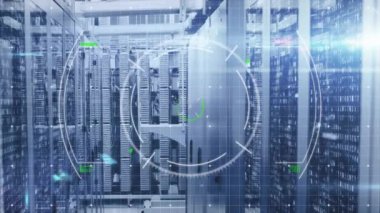 Sunucu odasını tarayan şekillerin ve mikroskobun animasyonu. Küresel teknoloji ve dijital arayüz konsepti dijital olarak oluşturulmuş video.
