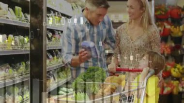 Oğlu market alışverişi yapan beyaz bir çiftin finansal veri işleme animasyonu. Küresel alışveriş, finans, bağlantılar, hesaplama ve veri işleme kavramı dijital olarak oluşturulmuş video.