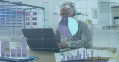 Dizüstü bilgisayar kullanan yaşlı Afro-Amerikan kadının finansal veri işleme animasyonu. Küresel finans, iş, bağlantılar, hesaplama ve veri işleme kavramı dijital olarak oluşturulmuş video.