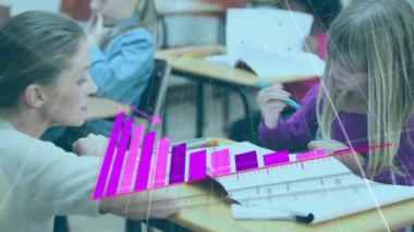 Çeşitli okul çocukları ve bayan öğretmenler üzerinde finansal veri işleme animasyonu. Küresel eğitim, işletme, bağlantılar, hesaplama ve veri işleme kavramı dijital olarak oluşturulmuş video.