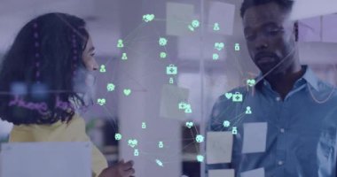 Ofiste beyin fırtınası yapan çeşitli erkek ve kadın meslektaşlar üzerinde tıbbi ikonlar ağı animasyonu. Bağlantı, iş, ağ, takım çalışması ve iletişim, dijital olarak oluşturulmuş video.