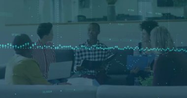 Dizüstü bilgisayarla çeşitli iş adamları üzerinde finansal veri işleme animasyonu. Küresel finans, iş, bağlantılar, hesaplama ve veri işleme kavramı dijital olarak oluşturulmuş video.