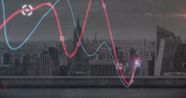 Şehir manzarası üzerindeki veri işleme ve diyagramlarının animasyonu. Küresel teknoloji ve dijital arayüz konsepti dijital olarak oluşturulmuş video.