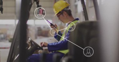 Depodaki Asyalı erkek işçilerin ikonlarıyla olan bağlantıların animasyonu. Küresel iş ve dijital arayüz kavramı dijital olarak oluşturulmuş video.