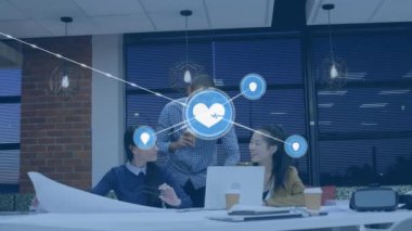 Farklı meslekdaşların iş tartışmalarında simgelerle bağlantı ağının animasyonu. Küresel iş, teknoloji ve dijital arayüz kavramı dijital olarak oluşturulmuş video.