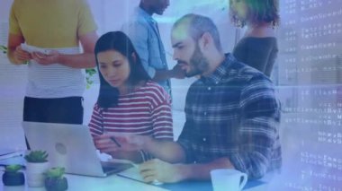 Çeşitli iş adamlarının iş tartışmalarında veri işleme animasyonu. Küresel iş, teknoloji ve dijital arayüz kavramı dijital olarak oluşturulmuş video.