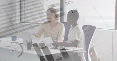 Çalışmayı tartışan çeşitli bayan meslektaşlar üzerinde veri işleme ve diyagramlarının animasyonu. Küresel iş, takım çalışması ve dijital arayüz kavramı dijital olarak oluşturulmuş video.