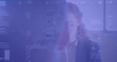 Kafkasyalı iş kadınının iş arkadaşlarıyla birlikte çalıştığı veri işleme animasyonu. Veri, ağ, dijital arayüz, iş, bağlantı ve iletişim, dijital olarak oluşturulmuş video.