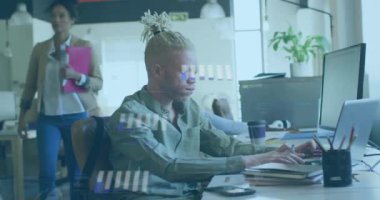 Albino Afrikalı Amerikalı iş adamı için finansal veri işleme animasyonu. Küresel finans, iş, bağlantılar, hesaplama ve veri işleme kavramı dijital olarak oluşturulmuş video.
